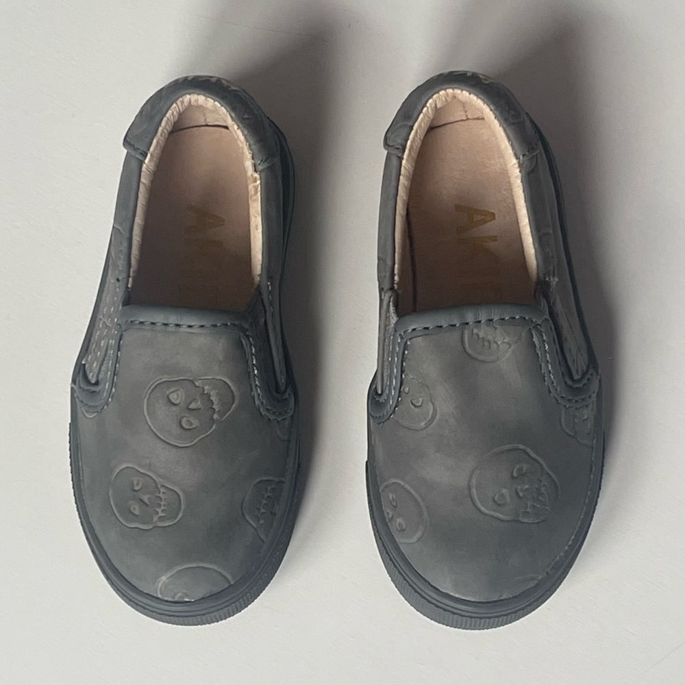 Akid Kids Unisex Gray Leather Skull Slip-On Shoes - Size 5
